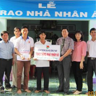 Trao nhà nhân ái cho đoàn viên có hoàn cảnh khó khăn. <a class='text-under italic white small-size' href='events.aspx?id=100&la=vn'>Xem thêm</a>