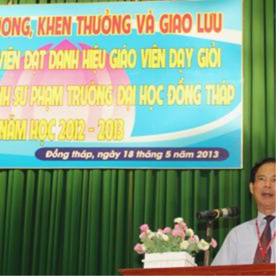 Tuyên dương cựu sinh viên đạt danh hiệu Viên phấn vàng, Giáo viên dạy giỏi  cấp tỉnh năm học 2012 – 2013. <a class='text-under italic white small-size' href='events.aspx?id=120&la=vn'>Xem thêm</a>