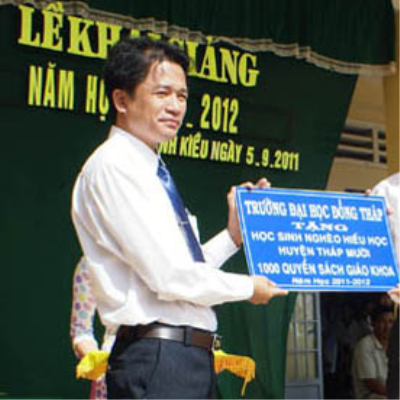 Trường ĐH Đồng Tháp tặng 8000 quyển sách giáo khoa học sinh nghèo hiếu học. <a class='text-under italic white small-size' href='events.aspx?id=7&la=vn'>Xem thêm</a>