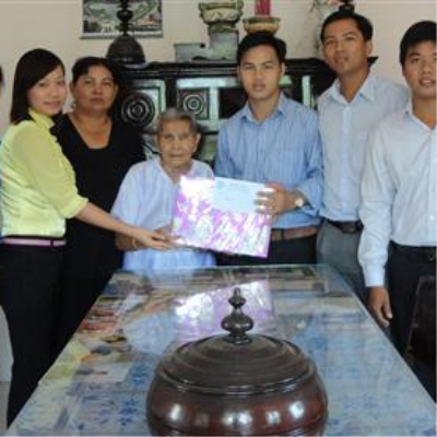 Thăm hỏi và tặng quà cho hai mẹ Việt Nam anh hùng nhân dịp kỉ niệm 65 năm ngày Thương binh – Liệt sĩ . <a class='text-under italic white small-size' href='events.aspx?id=75&la=vn'>Xem thêm</a>