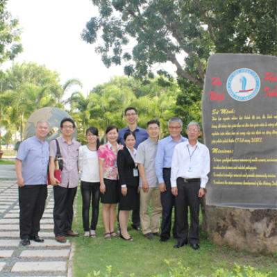 Ông Lee Ji Yang, Giám đốc tổ chức TEAM and TEAM INTERNATIONAL tại Việt Nam đến thăm trường