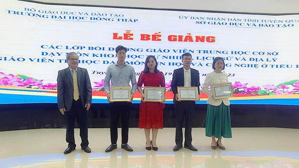 Lễ bế giảng và trao chứng chỉ các chương trình Bồi dưỡng tại Tuyên Quang