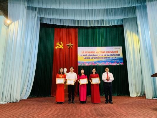 Bế giảng và trao chứng chỉ các lớp bồi dưỡng cán bộ quản lý, giáo viên, nhân viên thực hiện công tác tư vấn tâm lý cho học sinh tại Bắc Kạn