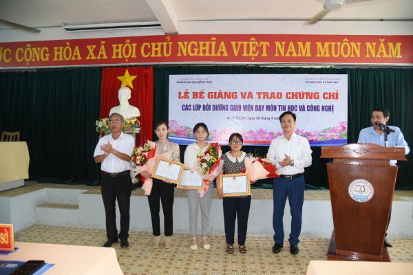 Bế giảng và trao chứng chỉ các lớp Bồi dưỡng giáo viên dạy môn Tin học và Công nghệ tại tỉnh Ninh Thuận 