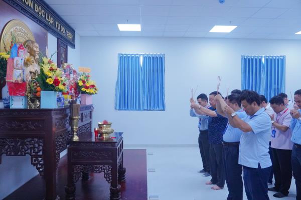 Trường Đại học Đồng Tháp dâng hương tưởng niệm Chủ tịch Hồ Chí Minh nhân dịp kỷ niệm 135 năm ngày sinh