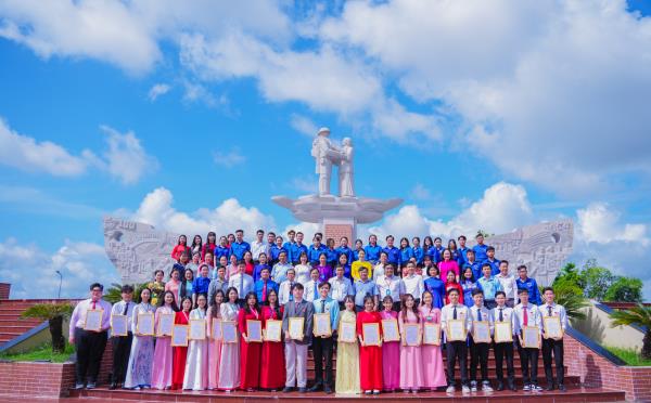 Đảng bộ Trường Đại học Đồng Tháp kết nạp 22 đảng viên mới là sinh viên ưu tú