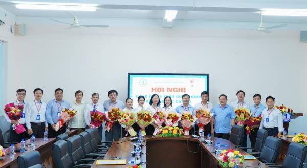 Hội nghị công bố và trao quyết định về công tác cán bộ.