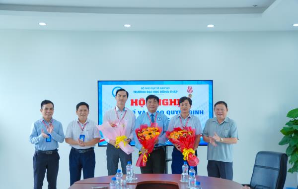Hội nghị công bố và trao quyết định về công tác cán bộ.