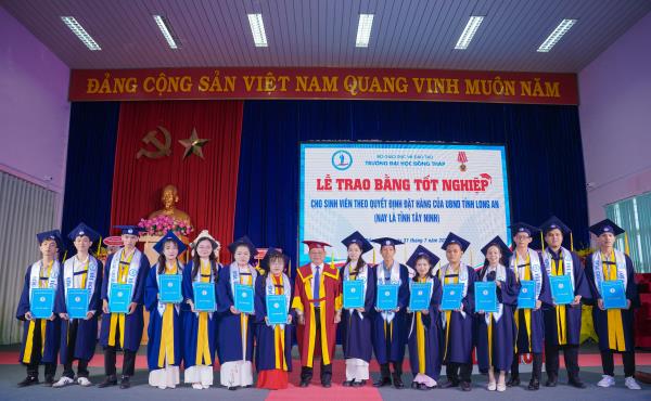 Trao bằng tốt nghiệp cho 61 tân cử nhân đào tạo theo đơn đặt hàng của tỉnh Tây Ninh