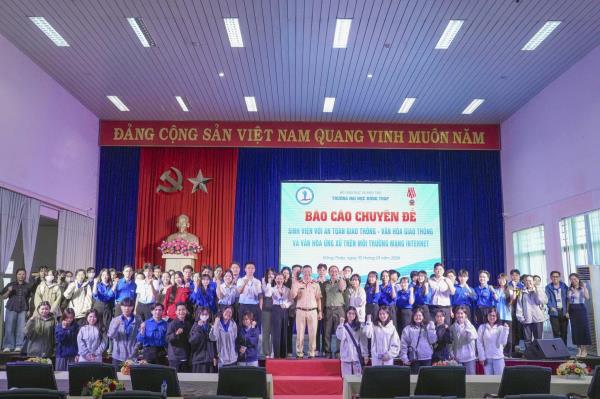 Sinh hoạt chuyên đề “Sinh viên với an toàn giao thông – Văn hóa giao thông và văn hóa ứng xử trên môi trường mạng Internet”