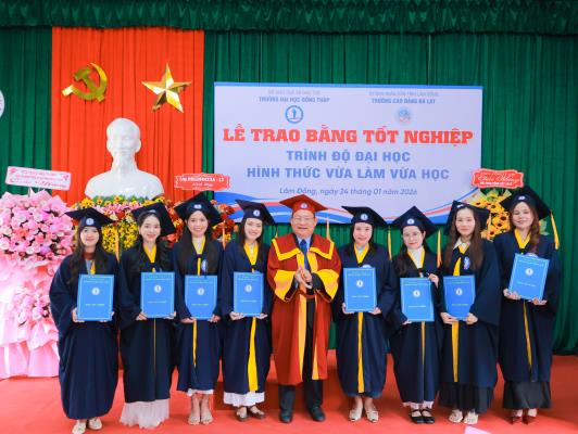 Trường Đại học Đồng Tháp trao bằng tốt nghiệp đại học hệ vừa làm vừa học tại Đà Lạt