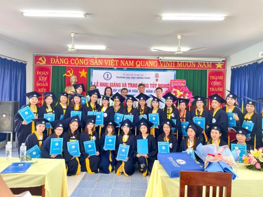 Trao bằng tốt nghiệp và khai giảng các lớp đào tạo hình thức vừa làm vừa học 