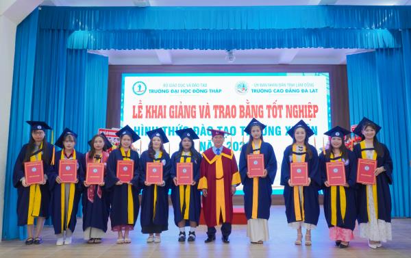Trao bằng tốt nghiệp cho 193 học viên và khai giảng các lớp đào tạo thường xuyên tại Lâm Đồng