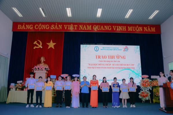 Một số hình ảnh trao giải thưởng Cuộc thi Sáng tác thơ văn “Đại học Đồng Tháp - Hành trình 20 năm”