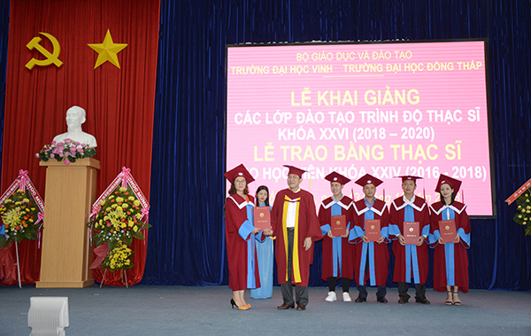Lễ khai giảng các lớp thạc sĩ khóa XXVI và trao bằng thạc sĩ khóa XXIV của Trường Đại học Vinh4_DSC6656