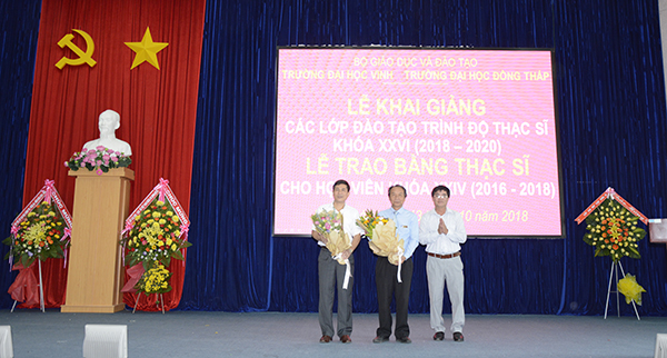 Lễ khai giảng các lớp thạc sĩ khóa XXVI và trao bằng thạc sĩ khóa XXIV của Trường Đại học Vinh Lễ khai giảng các lớp thạc sĩ khóa XXVI và trao bằng thạc sĩ khóa XXIV của Trường Đại học Vinh7_DSC6638