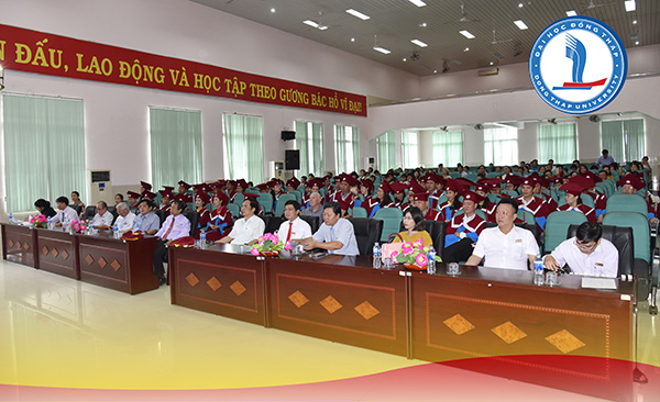 Trao bằng thạc sĩ cho học viên khóa V – đợt 2 năm 20181_DSC5904