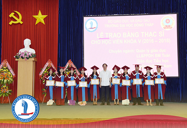 Trao bằng thạc sĩ cho học viên khóa V – đợt 2 năm 20184_DSC5925