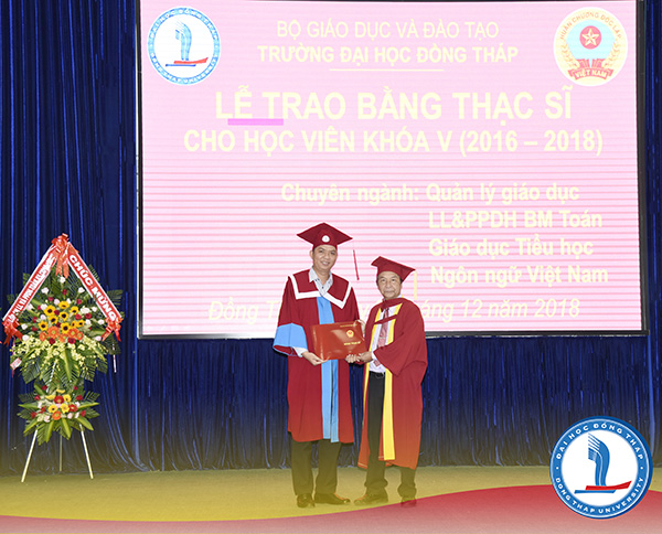 Trao bằng thạc sĩ cho học viên khóa V – đợt 2 năm 20185_DSC5955