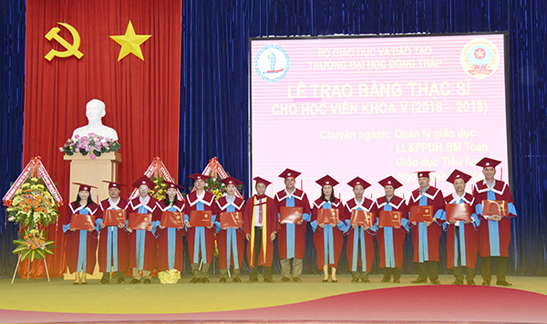 Trao bằng thạc sĩ cho học viên khóa V – đợt 2 năm 20186_DSC5969