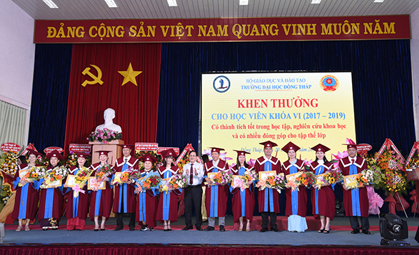 Trường Đại học Đồng Tháp trao bằng thạc sĩ cho học viên cao học khóa VI 3_DSC8860