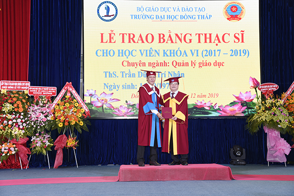 Trường Đại học Đồng Tháp trao bằng thạc sĩ cho học viên cao học khóa VI 5_DSC8904
