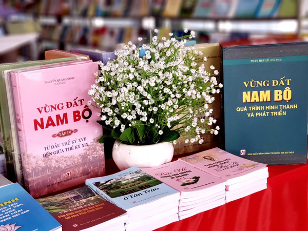 Rộn ràng Hội sách chào mừng năm học mới tại Đại học Đồng Tháp4