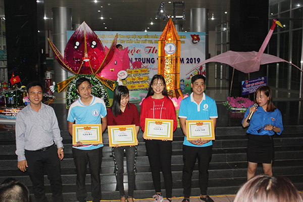 Vui Trung thu cùng Sinh viên DThU Vui Trung thu cùng Sinh viên DThU6
