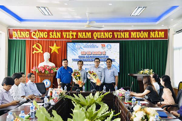 Chia sẻ kinh nghiệm trong nghiên cứu khoa học cho sinh viên và giảng viên trẻ Trường Đại học Đồng Tháp Chia sẻ kinh nghiệm trong nghiên cứu khoa học cho sinh viên và giảng viên trẻ Trường Đại học Đồng Tháp1