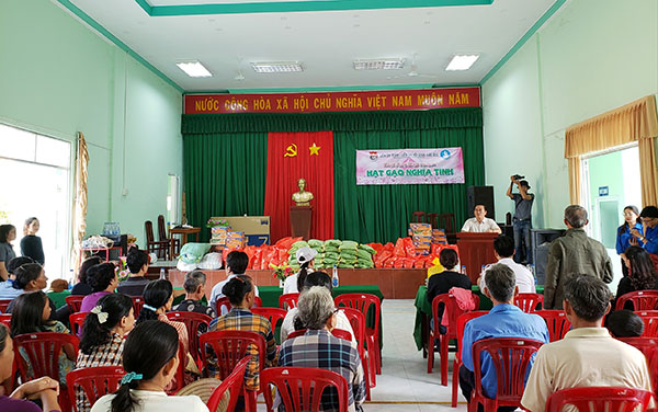 Ấm áp trao tặng “Hạt gạo nghĩa tình” của Khoa Giáo dục Ấm áp trao tặng “Hạt gạo nghĩa tình” của Khoa Giáo dục 2