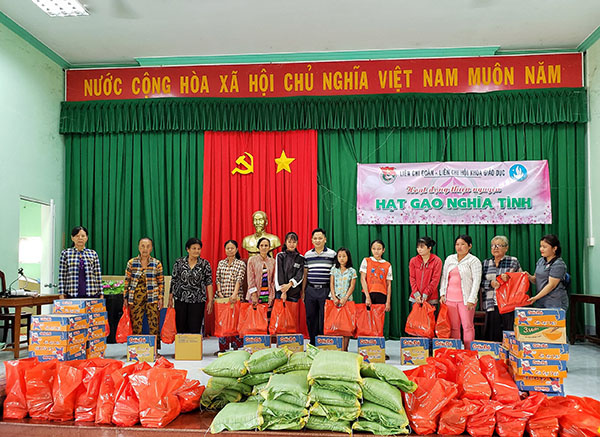 Ấm áp trao tặng “Hạt gạo nghĩa tình” của Khoa Giáo dục Ấm áp trao tặng “Hạt gạo nghĩa tình” của Khoa Giáo dục 3