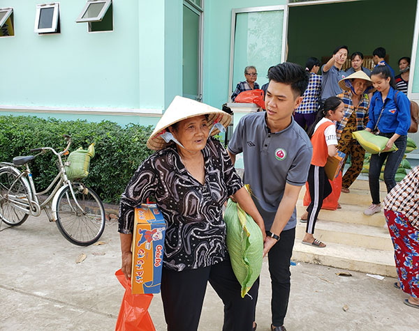 Ấm áp trao tặng “Hạt gạo nghĩa tình” của Khoa Giáo dục Ấm áp trao tặng “Hạt gạo nghĩa tình” của Khoa Giáo dục 4