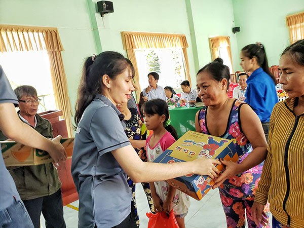 Ấm áp trao tặng “Hạt gạo nghĩa tình” của Khoa Giáo dục Ấm áp trao tặng “Hạt gạo nghĩa tình” của Khoa Giáo dục 5