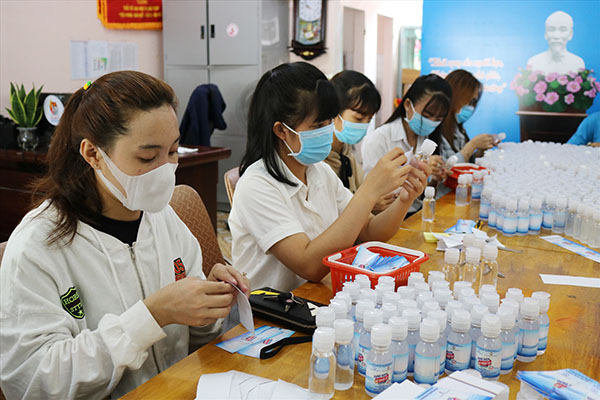 Trường Đại học Đồng Tháp chế tạo nước rửa tay khô tặng miễn phí trường THPT Trường Đại học Đồng Tháp chế tạo nước rửa tay khô tặng miễn phí trường THPT2