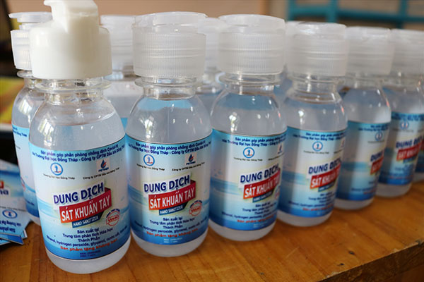 Trường Đại học Đồng Tháp chế tạo nước rửa tay khô tặng miễn phí trường THPT Trường Đại học Đồng Tháp chế tạo nước rửa tay khô tặng miễn phí trường THPT3